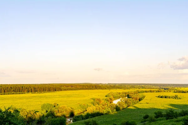 Fluss Und Felder Der Nachmittagssonne — Stockfoto