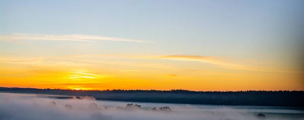 Morgendämmerungsnebel Und Orange Blauer Himmel Mit Wolken — Stockfoto