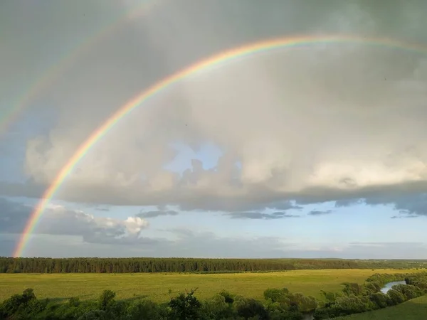 Regenbogen Und Wolken Über Feldern Und Flüssen Smart — Stockfoto