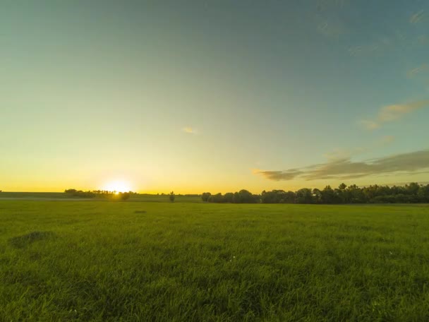 Pôr do sol de movimento rápido sobre campos agrícolas - lapso de tempo, 3-4 — Vídeo de Stock