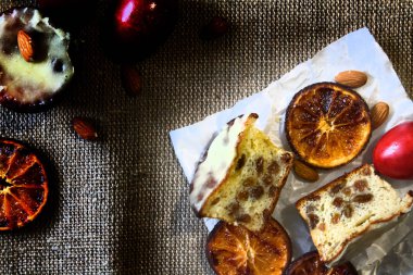 üzüm ve karamelize portakal dilimleri ile cupcakes