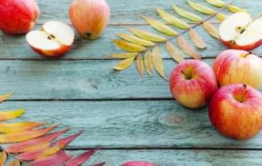 Turkuaz ahşap arka plan üzerinde kırmızı elma. Sonbahar gün.