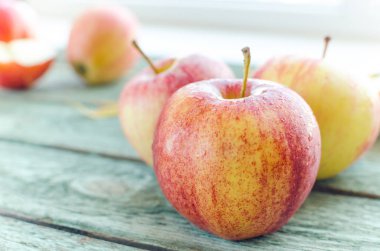 Turkuaz ahşap arka plan üzerinde kırmızı elma. Sonbahar gün.