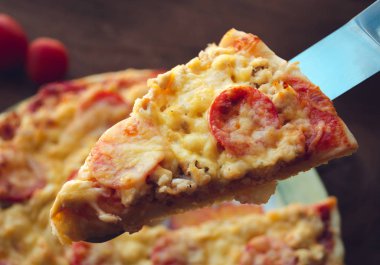 Ev yapımı Baharatlı pizza tavuk ve domates ile.