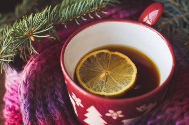 Limonlu çay eşarp ile kaplı. Noel ağacı içinde geçmiş. Kış konsepti. Renkli atkı.