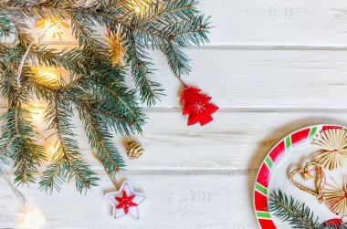 Metin kopyalama yeri olan beyaz rustik ahşap arka plan üzerinde Noel köknar ağacı dalları