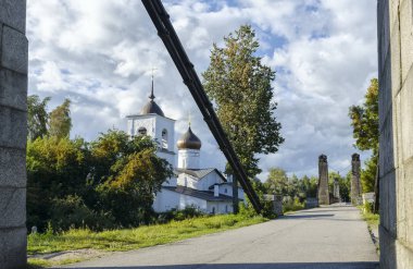 Asma köprü nehir ve tapınağın sahilde