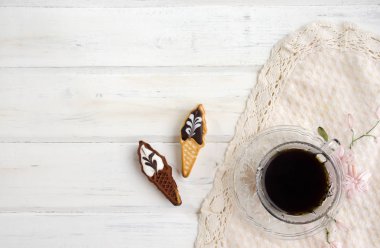 Tanımlama bilgileri ile kahve fincan. Beyaz ahşap tahta üzerinde.