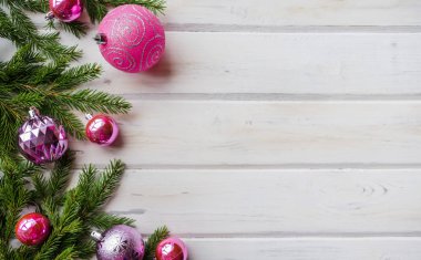 Noel zemin ahşap doku üzerinde dekor ve köknar ağacı dalı ile. Seçici odak.