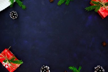Noel arkaplanı köknar ağacı ve dekor. Kopyalama alanı olan üst görünüm.