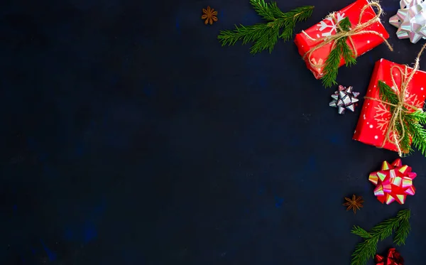 Noel arkaplanı köknar ağacı ve dekor. Kopyalama alanı olan üst görünüm.