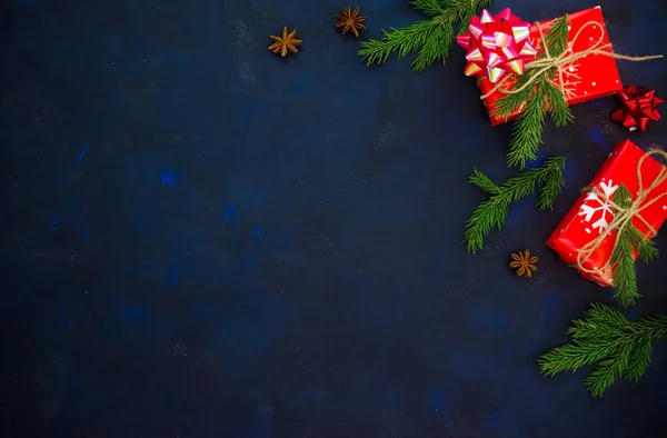 モミの木と装飾が施されたクリスマスの背景 コピースペース付きのトップビュー — ストック写真