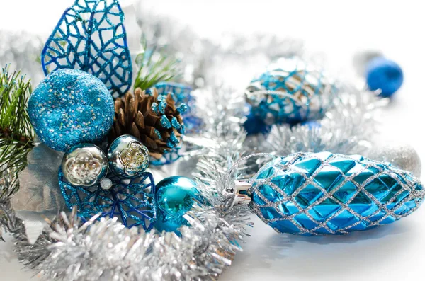 Composizione Natalizia Palline Natale Decorazione Blu Argento Sfondo Bianco Isolato — Foto Stock