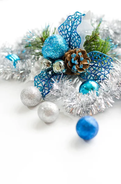 Vánoční Složení Vánoční Koule Modré Stříbrné Zdobení Bílém Pozadí Izolovaný Stock Obrázky
