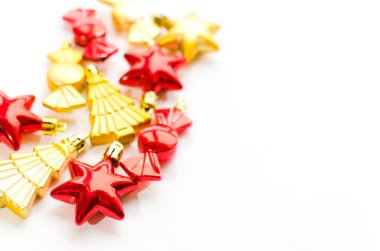 Noel dekorasyonu üzerine beyaz izole. Kırmızı ve altın yıldız, şekerler, Noel ağaçları. Kopya alanı.