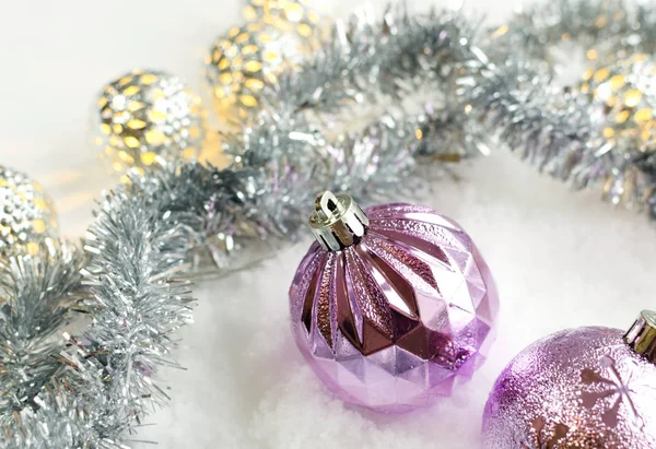 Composição Natal Bolas Natal Roxo Prata Decoração Fundo Branco Bolas — Fotografia de Stock