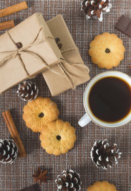 Sıcak kahve pasta, yeni yıl paketleri ve çam kozalakları