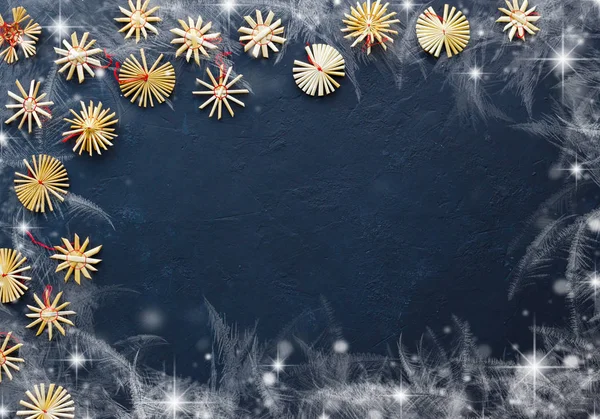 Рождественские Украшения Темном Замороженном Фоне Красивые Рождественские Игрушки — стоковое фото