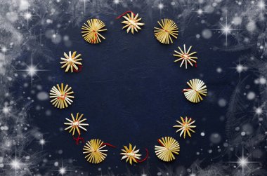 Arka plan donmuş kara günü Noel dekorasyonu. Güzel Noel oyuncaklar.