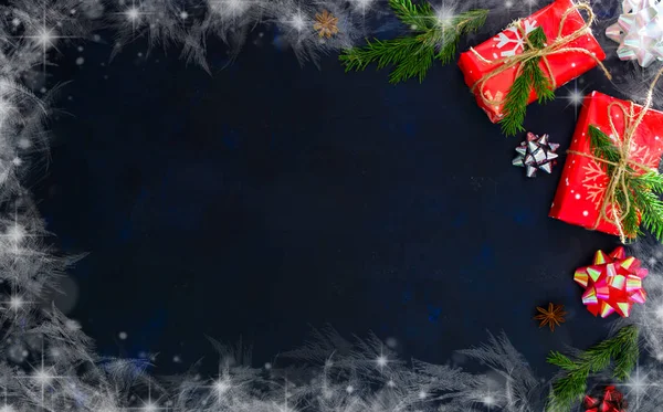 Noel arkaplanı köknar ağacı ve dekor. Kopyalama alanı olan üst görünüm.