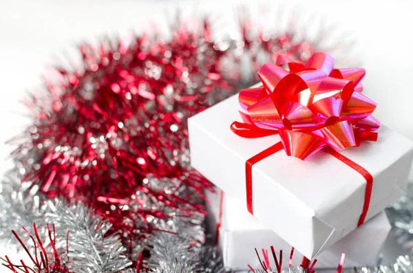 Caja Regalo Blanca Con Cinta Roja Aislada Sobre Fondo Blanco — Foto de Stock