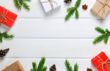 Beyaz ahşap zemin üzerinde Noel kompozisyon. Üstten görünüm. Renkli kutular.