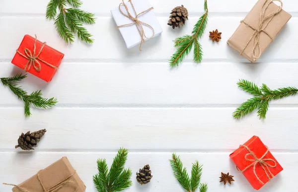Χριστουγεννιάτικη Σύνθεση Λευκό Φόντο Ξύλινη Top View Πολύχρωμα Κουτιά — Φωτογραφία Αρχείου