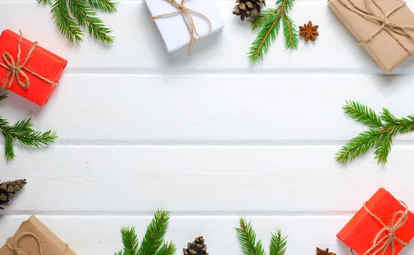 Weihnachtskomposition Auf Weißem Holzgrund Ansicht Von Oben Bunte Schachteln — Stockfoto