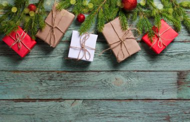 Noel hediyeleri ve çam dalları rustik turkuaz ahşap tahta üzerinde kompozisyonu. Colorfur hediyeler.