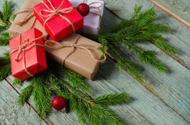 Noel hediyeleri ve çam dalları rustik turkuaz ahşap tahta üzerinde kompozisyonu. Colorfur hediyeler.