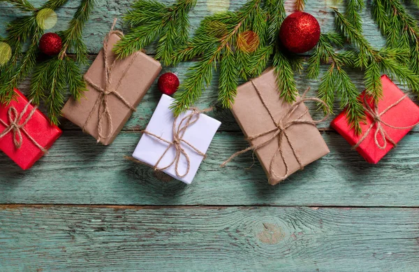 Noel Hediyeleri Çam Dalları Rustik Turkuaz Ahşap Tahta Üzerinde Kompozisyonu — Stok fotoğraf