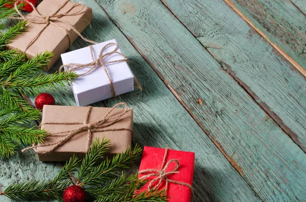 Noel Hediyeleri Çam Dalları Rustik Turkuaz Ahşap Tahta Üzerinde Kompozisyonu — Stok fotoğraf