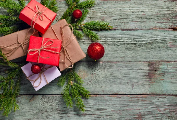 Weihnachtskomposition Mit Geschenken Und Tannenzweigen Auf Rustikalem Türkisfarbenem Holzbrett Farbenfrohe — Stockfoto