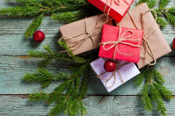 Weihnachtskomposition Mit Geschenken Und Tannenzweigen Auf Rustikalem Türkisfarbenem Holzbrett Farbenfrohe — Stockfoto