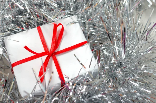 Caixa Presente Natal Com Vermelho Decoração Natal Prata Fundo Natal — Fotografia de Stock