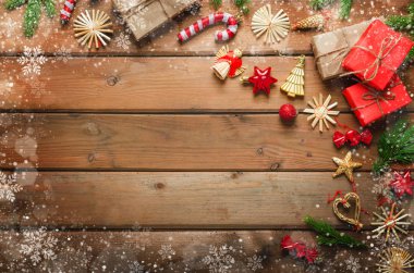 Renkli hediye kutuları ve dekorasyon çam dalları ile kahverengi ahşap tahta üzerinde Noel kompozisyonu. Kopya alanı.