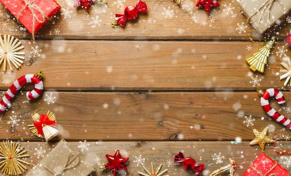 Karácsonyi Kompozíció Színes Díszdobozok Díszítés Barna Fából Készült Táblán Másolja — Stock Fotó