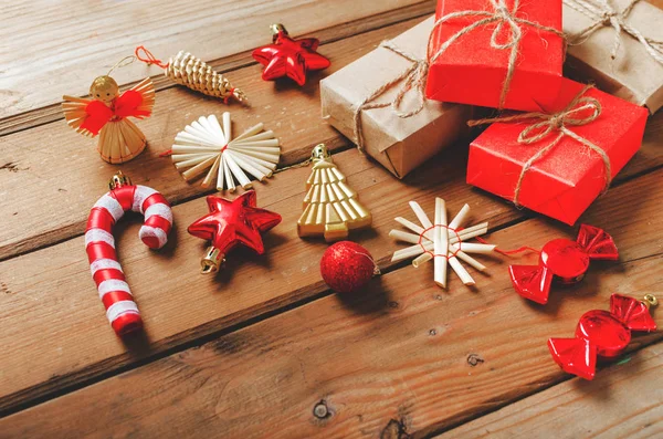 Χριστουγεννιάτικη Σύνθεση Πολύχρωμο Δώρο Κουτιά Και Διακόσμηση Καφέ Ξύλινη Σανίδα — Φωτογραφία Αρχείου