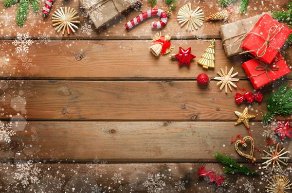 Karácsonyi Kompozíció Színes Díszdobozok Dekoráció Fenyő Ágak Barna Fából Készült — Stock Fotó