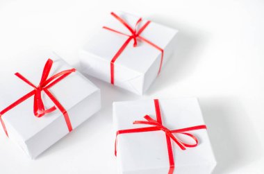 Noel hediye kutuları kırmızı şeritler Beyaz ahşap tablo.