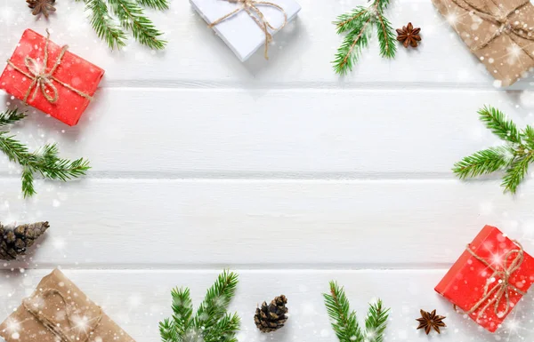 Christmas sammansättning på vit trä bakgrund. Ovanifrån. — Stockfoto