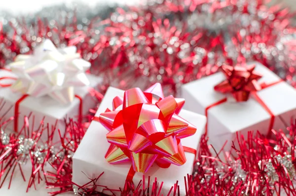 Caixas Presente Natal Com Fitas Vermelhas Mesa Branca Fundo Decoration — Fotografia de Stock