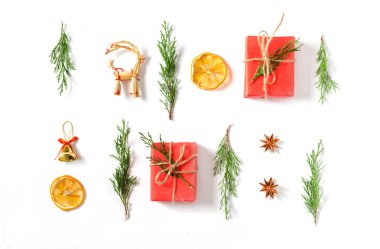 Noel arka plan. köknar ağacı dalları beyaz arka plan üzerinde. Noel, kış, yeni yıl kavramı. Düz yatıyordu, en iyi görünüm, kopya alanı