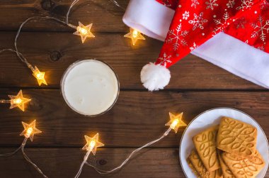 Rustik Noel arka plan ile süt ve kurabiye Noel babaya. Kopya alanı.