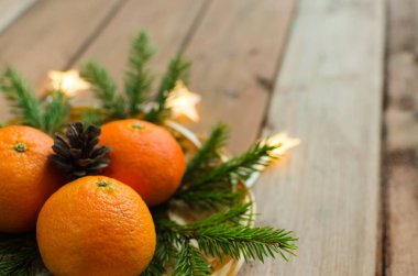 Mandalina ve çam dalları ve ışıklar Chritsmas arka plan. Kopya alanı.