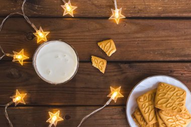 Rustik Noel arka plan ile süt ve kurabiye Noel babaya. Kopya alanı.