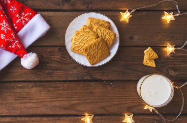 Rustik Noel arka plan ile süt ve kurabiye Noel babaya. Kopya alanı. 