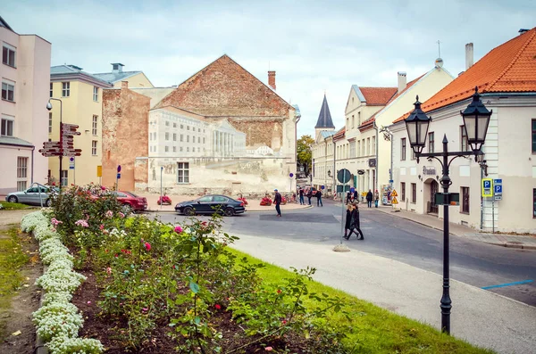 Tartu. Estonia.Picture Univercity na fasada domu. Septemb — Zdjęcie stockowe