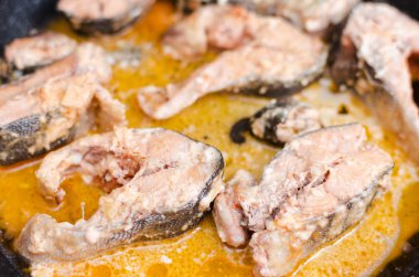 Bir tavada domates soslu kırmızı Somon Balık ihtiva eder. Seçici odak.