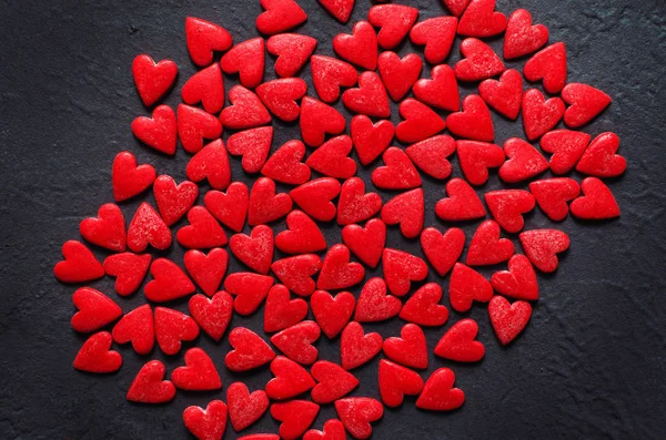 Herz-Konzept des Valentinstages auf dunklem Stein-Hintergrund — Stockfoto